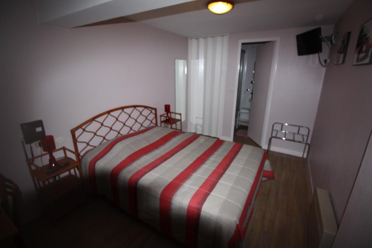 Hotel Les Deux Sapins Cailly-sur-Eure Zimmer foto