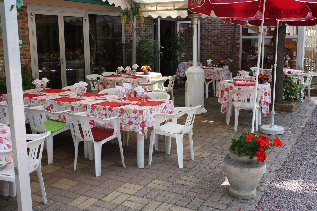 Hotel Les Deux Sapins Cailly-sur-Eure Exterior foto