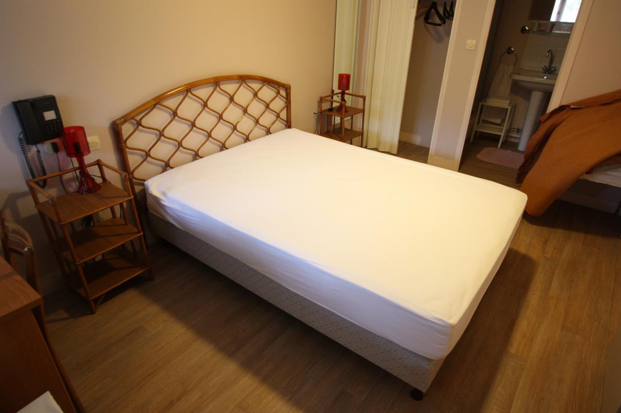 Hotel Les Deux Sapins Cailly-sur-Eure Zimmer foto